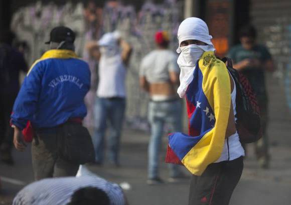 Federico Ríos Escobar - Más hacia el centro de la ciudad, se podían observar vehículos blindados y agentes antimotines apostados en puntos clave de acceso en vías que dan hacia el palacio presidencial de Miraflores, por ejemplo.