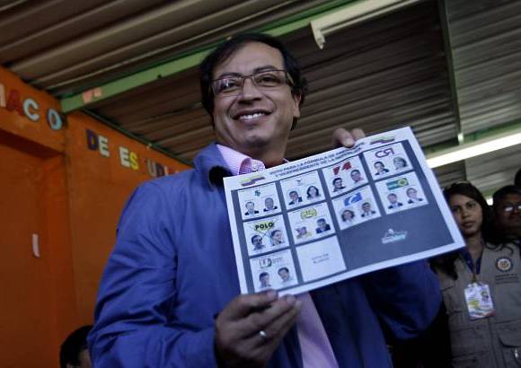 Colprensa - El candidato a la presidencia del Polo Democrático Alternativo, Gustavo Petro, ejerció su derecho al voto sobre las 10 de la mañana en la mesa Uno del colegio Marco Antonio Carreño, al sur de la capital.