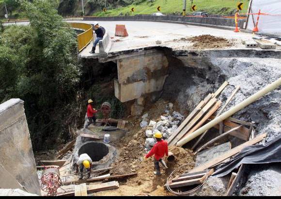 Manuel Saldarriaga - Kil&#243;metro 5,2. Obras de mitigaci&#243;n para contener el talud y evitar procesos erosivos.