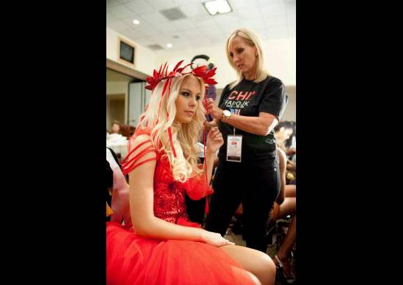 Reuters - Miss Suiza, Linda Faeh, retoca su cabello para el desfile en traje de fantas&#237;a.