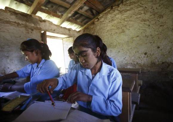 Reuters - Manjura intenta llevar una vida normal en el colegio.