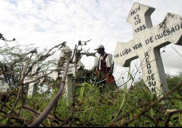 Foto Manuel Saldarriaga - Con el pasar de los a&#241;os, los sobrevivientes visitan el lugar en el que vivieron con sus familias para quitar la maleza y embellecerlo. Im&#225;genes de los 20 a&#241;os de la tragedia.