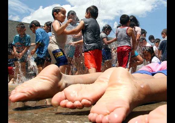 FOTO EL COLOMBIANO - El Parque de los Pies Descalzos es un lugar para el encuentro ciudadano, el sano esparcimiento y la comuni&#243;n con la naturaleza. Fue inaugurado el 7 de diciembre de 1998 y forma parte de los programas de recuperaci&#243;n arquitect&#243;nica y urban&#237;stica desarrollados por las Empresas P&#250;blicas de Medell&#237;n.
