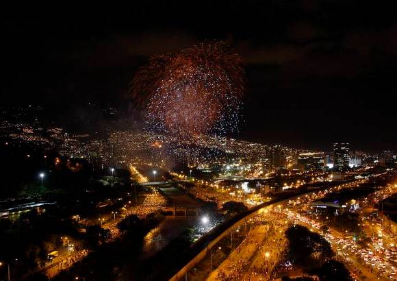 Jaime Pérez - Para el espectáculo piromusical se importaron desde España dos toneladas y media de pólvora, que fueron traídas a Medellín en barco y en avión.