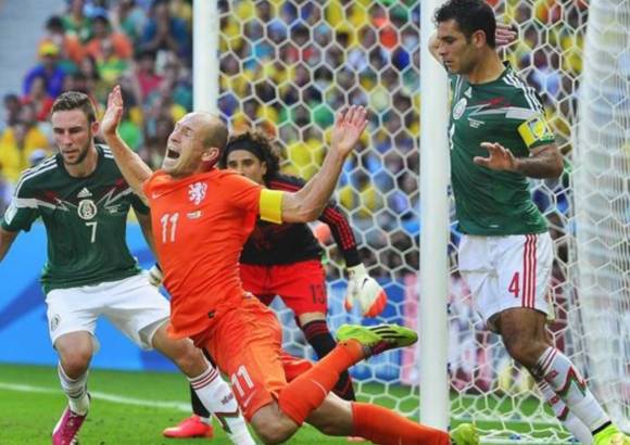 - El piscinazo de Arjen Robben en el penalti que le sancionaron con M&#233;xico.
