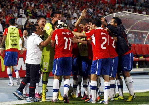 AP - A los 10 minutos de juego en el Estadio Nacional, Paredes trab&#243; y gan&#243; la pelota con la que bati&#243; al portero Fernando Muslera.