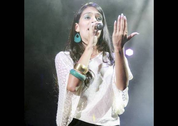 C&#225;mara L&#250;cida - La joven cantante Kany Garc&#237;a abri&#243; el espect&#225;culo en La Macarena.