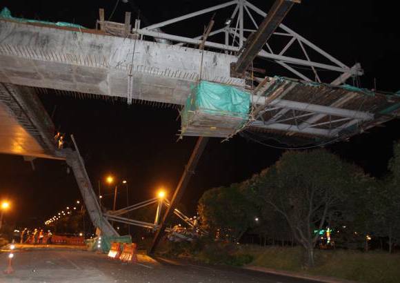 Julio C&#233;sar Herrera - El incidente, en la parte que se levanta sobre la v&#237;a Distribuidora, se registr&#243; poco antes de las siete de la noche de este s&#225;bado.
