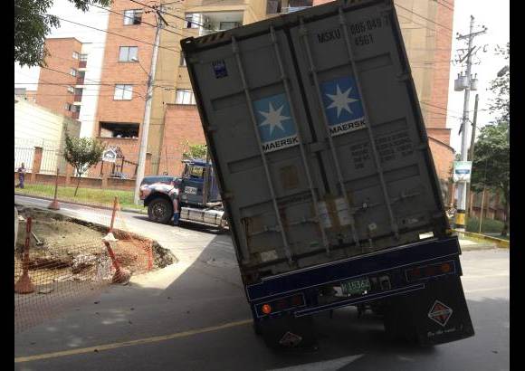 Foto John G&#243;mez - Al intentar girar, el contenedor que llevaba balance&#243; el automotor.
