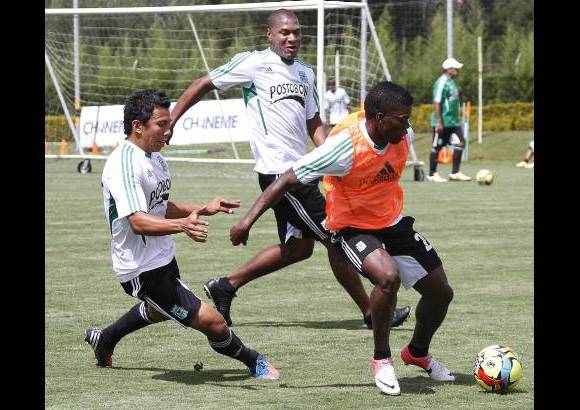 Foto R&#243;binson S&#225;enz - El cocodrilo F&#233;lix Micolta est&#225; al acecho para darle una mano al ataque verde.
