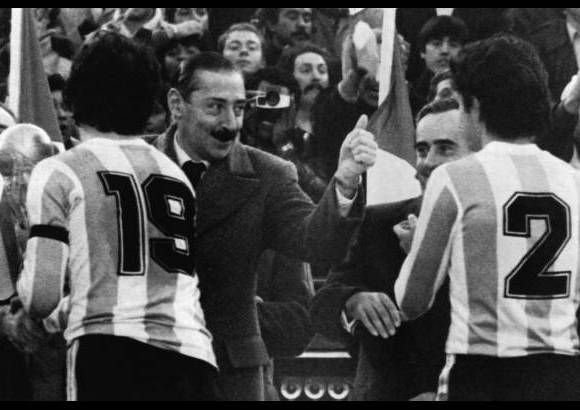 - El dictador celebra los goles de Argentina en la final del Mundial de fútbol de 1978, ante Holanda.