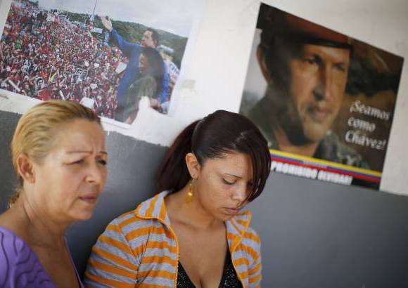 Reuters - Varios de sus seguidores recordaron entre lágrimas al Chávez.