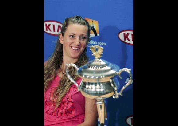 AP - La segunda manga fue un recital de Azarenka ante una Sharapova impotente y derrotada, que no encontraba la forma de contrarrestar el juego, mucho m&#225;s completo, de su oponente.