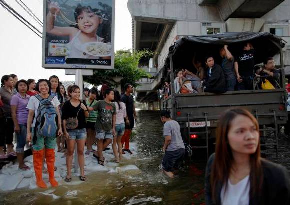 Reuters - El caudal de agua comenz&#243; a descender hacia Bangkok, situada en la desembocadura del r&#237;o Chao Praya y capital en la que habitan unas 12 millones de personas.