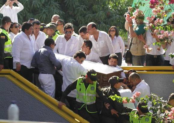 Alex Andr&#233;s Hereira - Miles de seguidores del Cacique de La Junta acompa&#241;aron la salida del f&#233;retro del artista de la plaza Alfonso L&#243;pez en la ciudad de Valledupar con rumbo al cementerio del Eccehomo.