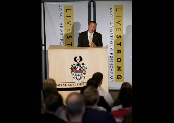 Foto AP - Otra imagen de la rueda de prensa que dio en Adelaida para hablar de la lucha contra el c&#225;ncer por medio de la Fundaci&#243;n Livestrong.