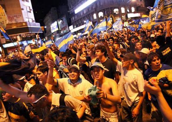 Diego Gonz&#225;lez - Con su eterno rival, River Plate enterrado en las profundidades de la B, Boca disfruta el t&#237;tulo de campe&#243;n del torneo argentino de f&#250;tbol. El sur de Capital Federal triunfa sobre el norte.