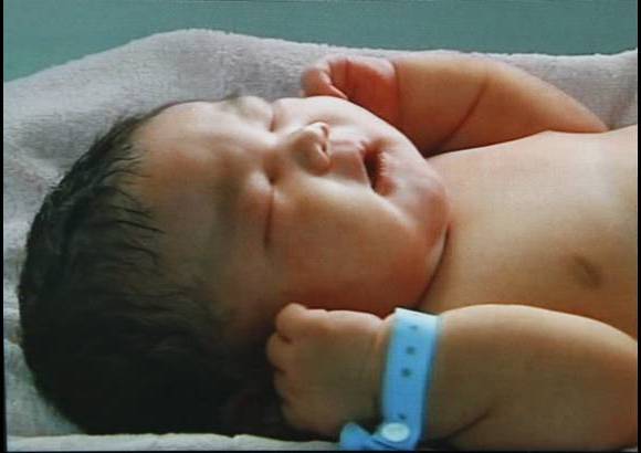 AP - Una mujer china tuvo el s&#225;bado pasado a un beb&#233; que pes&#243; siete kilos. Se llama Chun Chun y naci&#243; en la provincia de Henan. Por su tama&#241;o, se considera el ni&#241;o m&#225;s grande del gigante asi&#225;tico.
