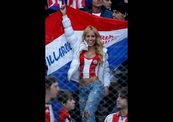 AP - La belleza guaraní en las tribunas del Monumental.