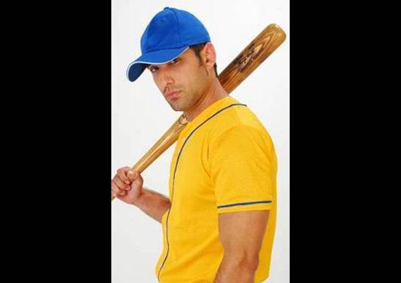 Cortes&#237;a Canal Caracol - El b&#233;isbol, una pasi&#243;n compartida. De gorra, casco, manilla, y bate se ve siempre a Miguel &#193;ngel Tovar, actor venezolano que protagoniza la nueva producci&#243;n de Caracol Televisi&#243;n, Amor de carnaval, que se estrenar&#225; pr&#243;ximamente. A Sleby no le queda dif&#237;cil, pues comparte con su personaje la pasi&#243;n por el b&#233;isbol.