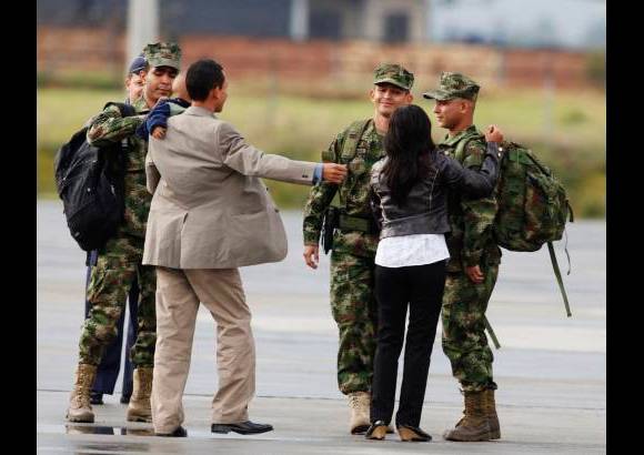 Reuters - En Bogot&#225;, el infante L&#243;pez se reencontr&#243; con su madre, su esposa &#201;rica y su ni&#241;o que no sobrepasa el a&#241;o de edad.