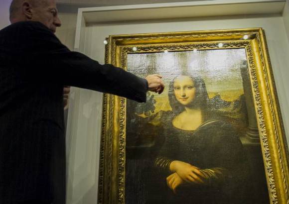 AP - La Mona Lisa admirada por miles de turistas que diariamente la visitan en el Louvre parece claramente &quot;m&#225;s mayor&quot; que la &quot;primera versi&#243;n&quot;.