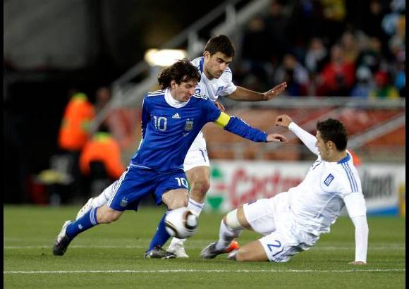 AP - Lionel Messi, quien salió como capitán y tuvo algunos destellos aunque sigue sin marcar goles, fue uno de los cuatro titulares que jugó de entrada.
