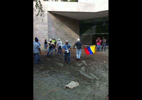 Cortesía - Una caravana de caficultores llegó el martes a Medellín desde el Suroeste, regaron granos de café frente a las instalaciones de la Federación de Cafeteros en El Poblado.