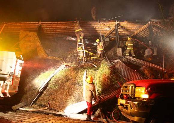 Edwin Bustamante - Adem&#225;s de los bomberos de Girardota, acudieron al lugar personal de los municipios vecinos de Barbosa y Copacabana.