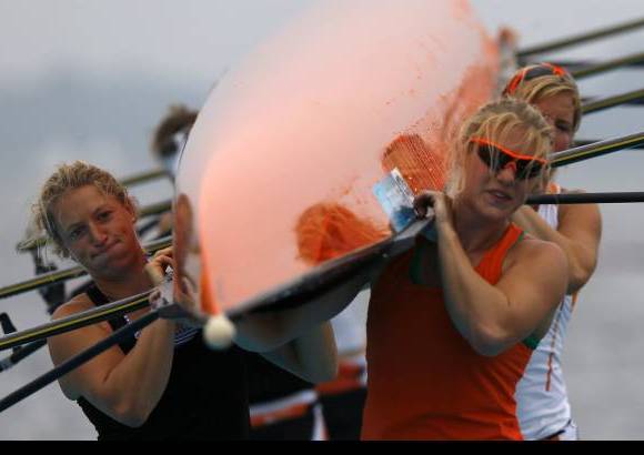 Reuters - La fuerza en los Juegos es por igual, hombres y mujeres cargan con su propio espíritu Olímpico.