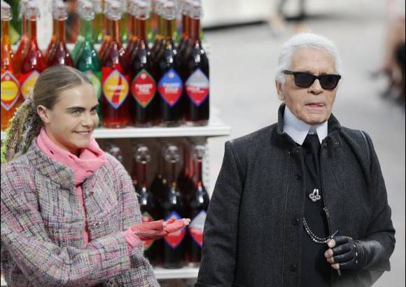 AP - La modelo Cara Delevingne termina la pasarela de Chanel. Karl Lagerfeld, dise&#241;ador de la firma, recibi&#243; los aplausos de los asistentes.