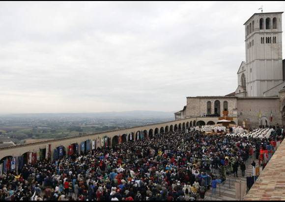 Reuters - El Papa Francisco celebra una misa en la Bas&#237;lica de San Francisco de Asis en Itali. Muchas personas asisten a la ceremonia.