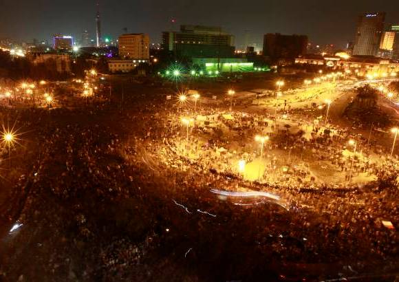Reuters - La violencia se instal&#243; en el centro de El Cairo, donde prosiguen los enfrentamientos entre manifestantes y fuerzas del orden.