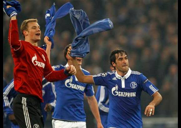 Reuters - Ra&#250;l Gonz&#225;lez, (der.) delantero del Schalke 04 alem&#225;n, super&#243; ante el Valencia un nuevo r&#233;cord personal despu&#233;s de convertirse en la ida m&#225;ximo goleador de torneos europeos, al superar en la vuelta a Paolo Maldini como jugador que m&#225;s partidos de Copa de Europa ha disputado, con un total de 140.