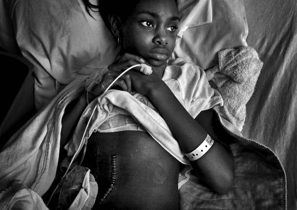 Reuters - Otra de las fotograf&#237;as por la que gan&#243; el premio Pulitzer Barbara Davidson de Los Angeles Times, fue esta de Erica Miranda, una ni&#241;a de 10 a&#241;os que recibi&#243; tres disparos en la espalda, pierna y caderas mientras jugaba baloncesto afuera de su casa en Compton, Los &#193;ngeles, en una pelea entre un joven de 17 a&#241;os y un hombre de 45 que eran de pandillas diferentes.