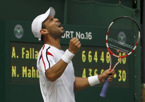 Reuters - En el reinici&#243; de este jueves, Falla no fue inferior al desaf&#237;o y demostr&#243; un buen juego que le dio la victoria y lo ubic&#243; entre los 32 mejores jugadores de Wimbledon.