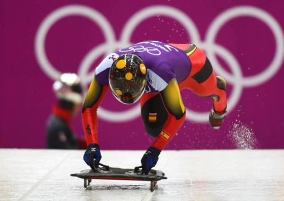FOTO AFP - Ander Mirambell, de España, usa un casco de lunares y circuitos.