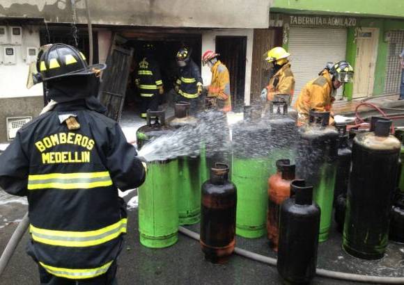 Foto Esteban Vanegas - Las personas del sector de Moravia estuvieron cerca de vivir una tragedia, luego de que un expendio de pipetas de gas propano que funcionaba en el primer nivel de una vivienda, se consumiera por las llamas este viernes al mediod&#237;a.