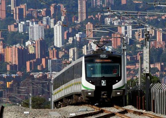 JAIME PÉREZ - El sistema metro de la ciudad de Medellín reduce las emisiones de CO2 en 175.000 toneladas al año y moviliza más de 500.000 residentes y visitantes al año.