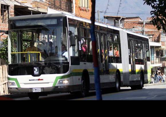 Manuel Saldarriaga - Los 20 buses articulados comenzaron a rodar desde las 4:20 de la ma&#241;ana, pero solo abrieron sus puertas a los usuarios despu&#233;s de las ocho de la ma&#241;ana, cuando el alcalde de Medell&#237;n, Alonso Salazar, y el ministro de Transporte, Germ&#225;n Cardona, subieron a uno de los buses en la estaci&#243;n Hospital.