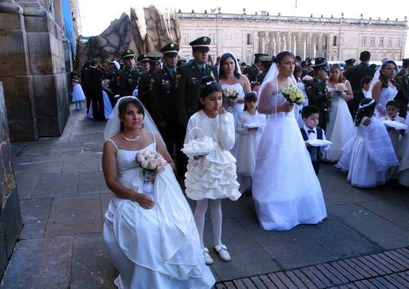 Colprensa-Germ&#225;n Enciso - Los vestidos blancos de las novias son alquilados a una agencia y cada uno tiene un detalle particular para distinguirlos y que no todas luzcan igual, en peque&#241;as variaciones que son escogidas por las propias novias, explic&#243;.