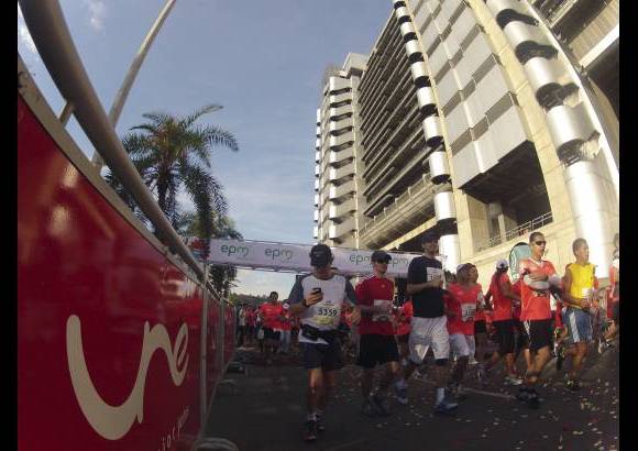 Esteban Jaramillo y Sebastián Salazar - Más de 10 mil competidores se dieron cita en esta histórica cita deportiva que se corría en las modalidades de 5, 10, 21 y 42 kilómetros.