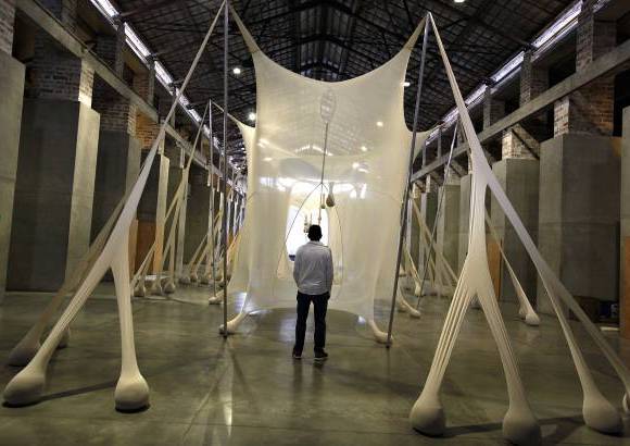 Manuel Saldarriaga - Ernesto Neto hizo una intervenci&#243;n con telas y arena en la nave central del Museo de Arte Moderno.