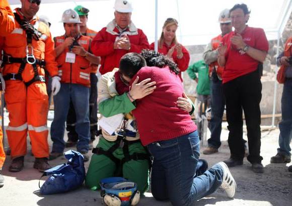 REUTERS - Los familiares y mineros rescatados agradecieron a Dios por permitirles reencontrarse de nuevo.
