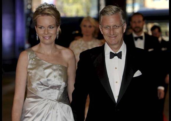Reuters - Los pr&#237;ncipes Matilde y Felipe de B&#233;lgica a su llegada a la cena real. El lujoso hotel en el que todos ellos se alojan es uno de los lugares m&#225;s vigilados y con estrictas medidas de seguridad.