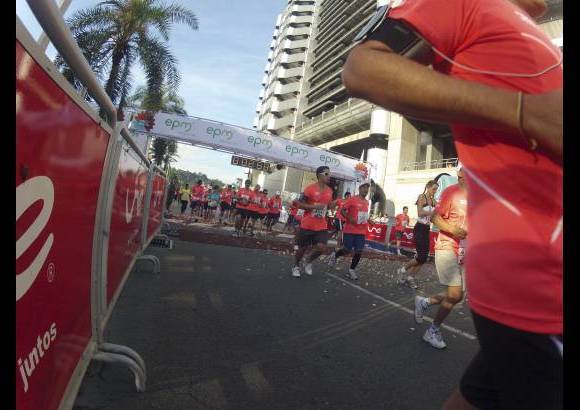 Esteban Jaramillo y Sebastián Salazar - Más de 10 mil competidores se dieron cita en esta histórica cita deportiva que se corría en las modalidades de 5, 10, 21 y 42 kilómetros.