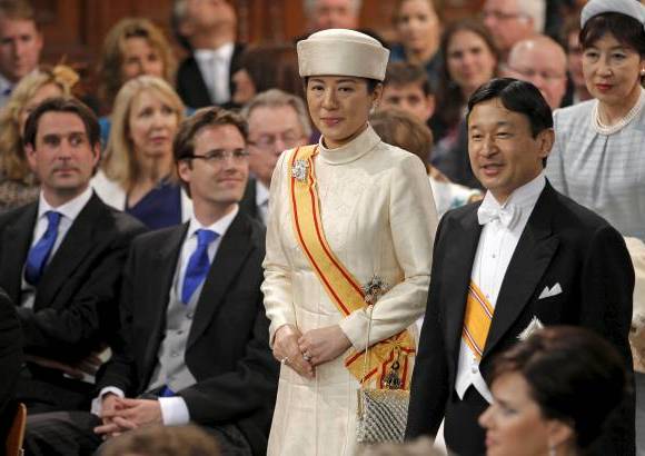 Reuters - El Príncipe Naruhito y la princesa Masako of Japan llegan a la ceremonia real.