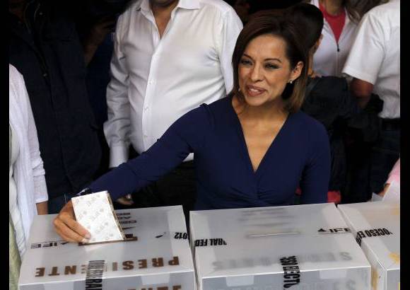 Reuters - La tercera en las encuestas de intenci&#243;n de voto, la candidata del gobernante Partido Acci&#243;n Nacional (PAN), Josefina V&#225;zquez Mota, vot&#243; en el municipio de Huixquilucan, en el central Estado de M&#233;xico, rodeada de su familia.