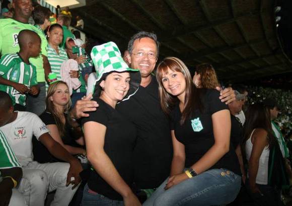 Hern&#225;n Vanegas - La camisa negra, con escudo y n&#250;meros verdes, termin&#243; siendo el uniforme de los familiares de los jugadores ayer en la final de la Liga Postob&#243;n-I.