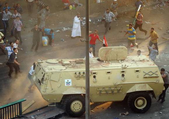 AP - La medida pretende impedir que el caos se extienda por el país.